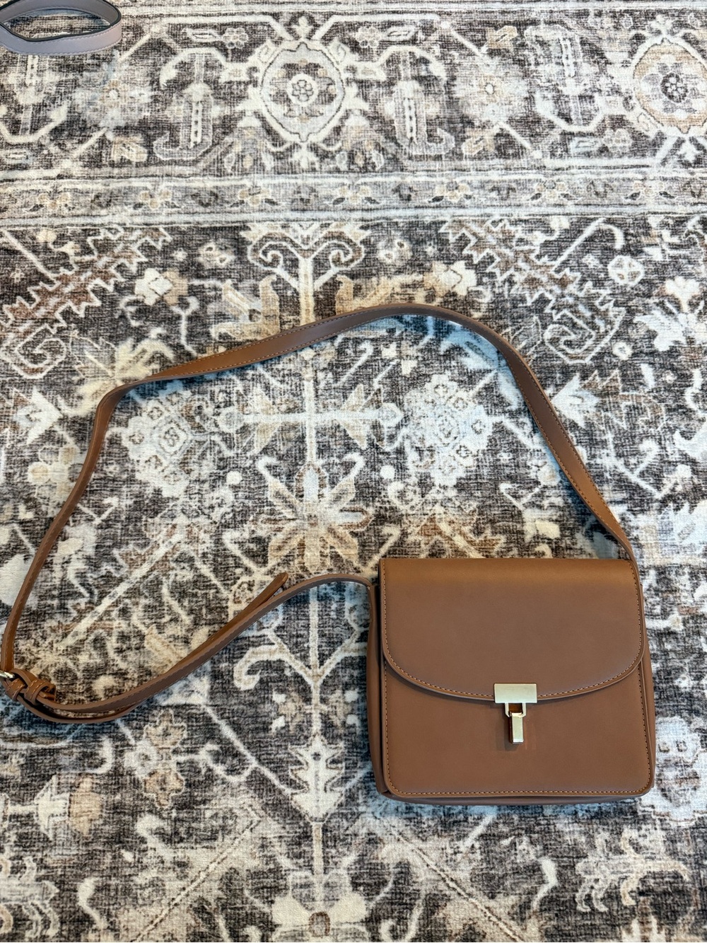 Classic Brown Leather Crossbody Bag - Minimalist Everyday Style